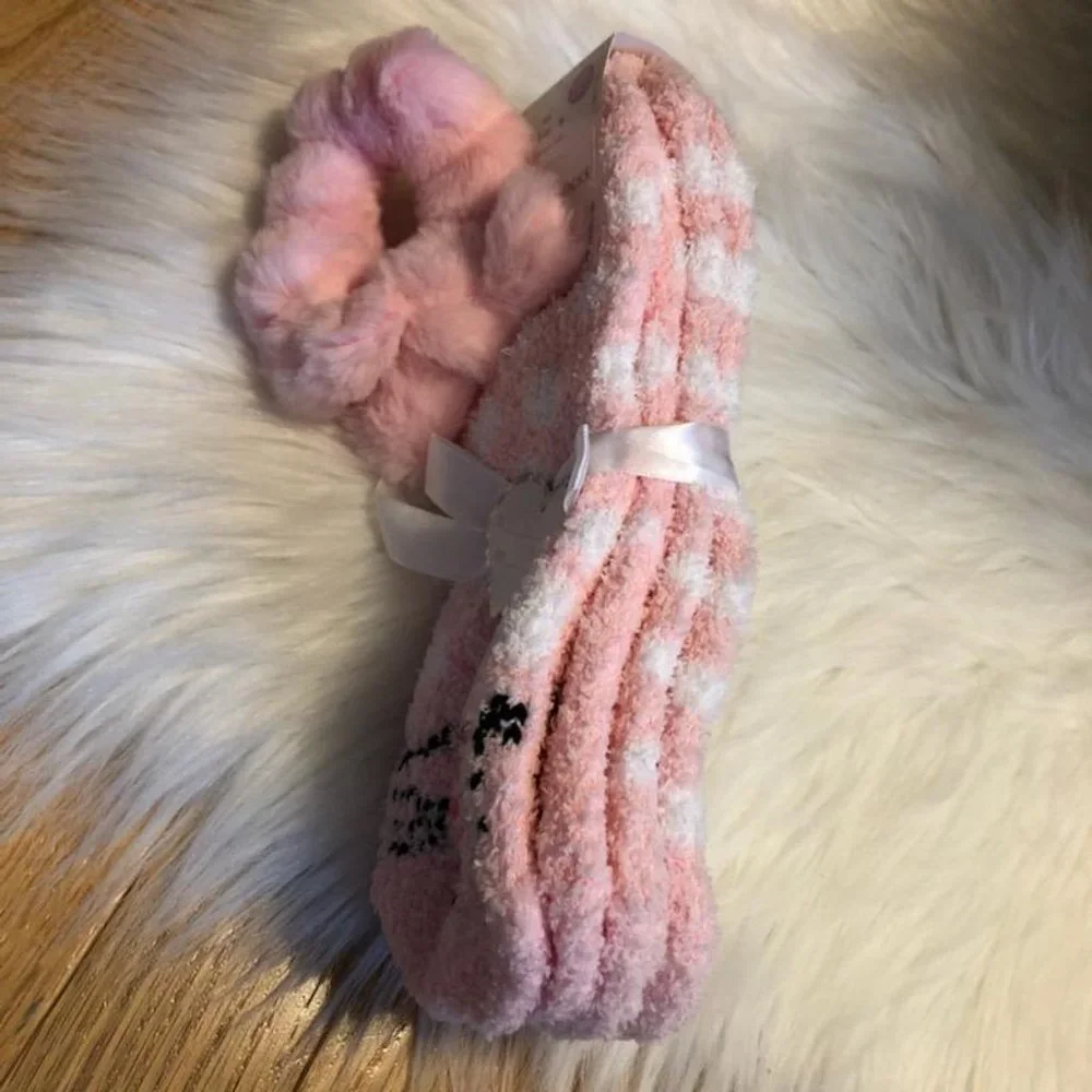 Aeropostale 2 Pack Cozy Socks w/ Scrunchie